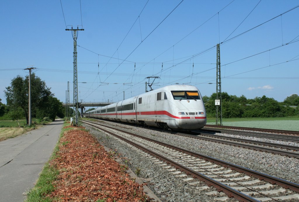 401 556-6 als ICE ___ von Berlin Ostbahnhof nach Basel SBB am 16.06.13 bei der Durchfahrt im Bahnhof Mllheim (Baden).