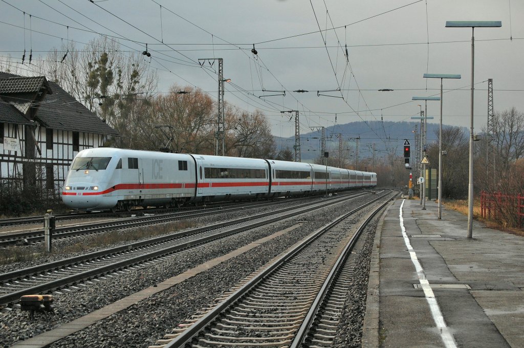 401 558/058 geht am 24.01.2012 als Lr in Kreiensen in die berholung. In Krze wird der ICE 881 an ihm vorbeifahren