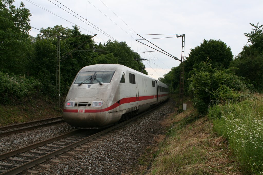 401 560-8 als ICE 271 von Berlin Ostbahnhof nach Basel SBB (anschlieen ICE 270 als Rckleistung) am 25.06.13 in der Sdkurve von Schallstadt.