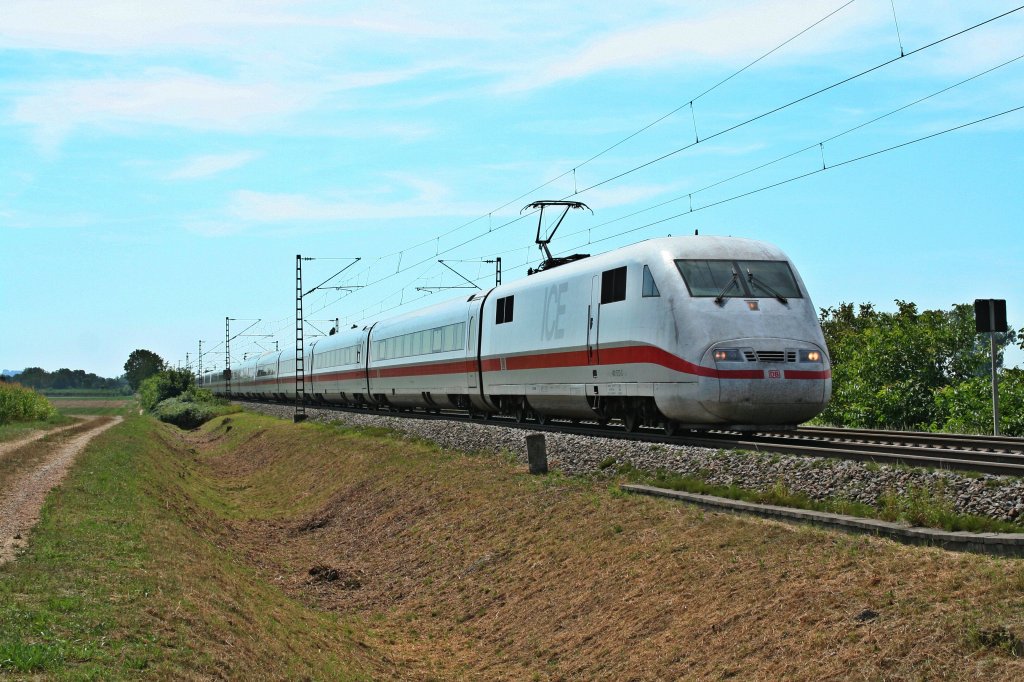 401 572-3 bei strahlendem Sonnenschein am 15.08.12 bei Hgelheim. Der Zug hatte den Laufweg Interlaken Ost-Berlin Ostbahnhof.