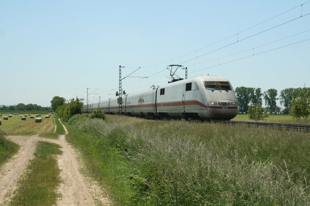 401 582-2 als ICE 72 nach Hamburg Altona am 05.06.13 nrdlich von Mllheim (Baden) auf Hhe des Stadtteils Hgelheim.