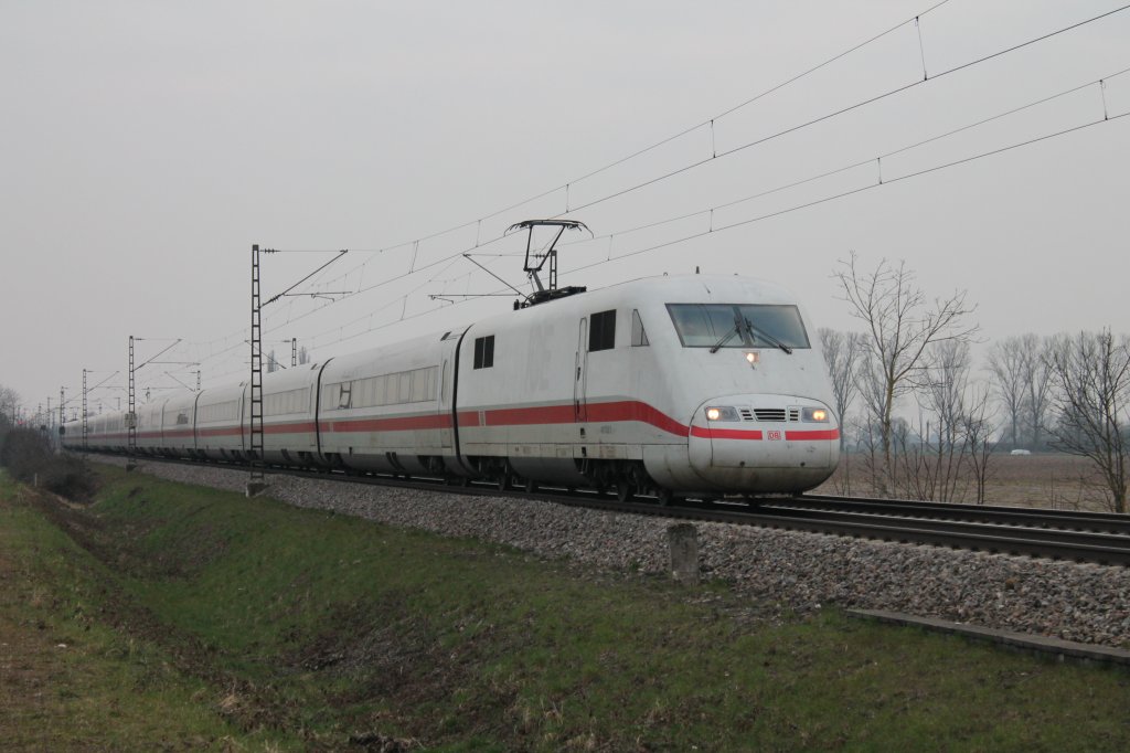 401 582-2 am 27.03.2013 als ICE von Basel nach Hamburg oder Berlin. Hier ist die Einheit kurz hinter Mllheim (Baden).