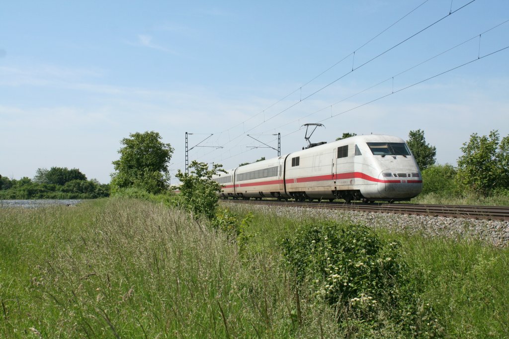 401 583-0 war am Vormittag des 06.06.13 als ICE 475 von Berlin Rummelsburg nach Interlaken Ost unterwegs. Hier ist der Zug sdlich von Buggingen mit Blick Richtung Sden aufgenommen.