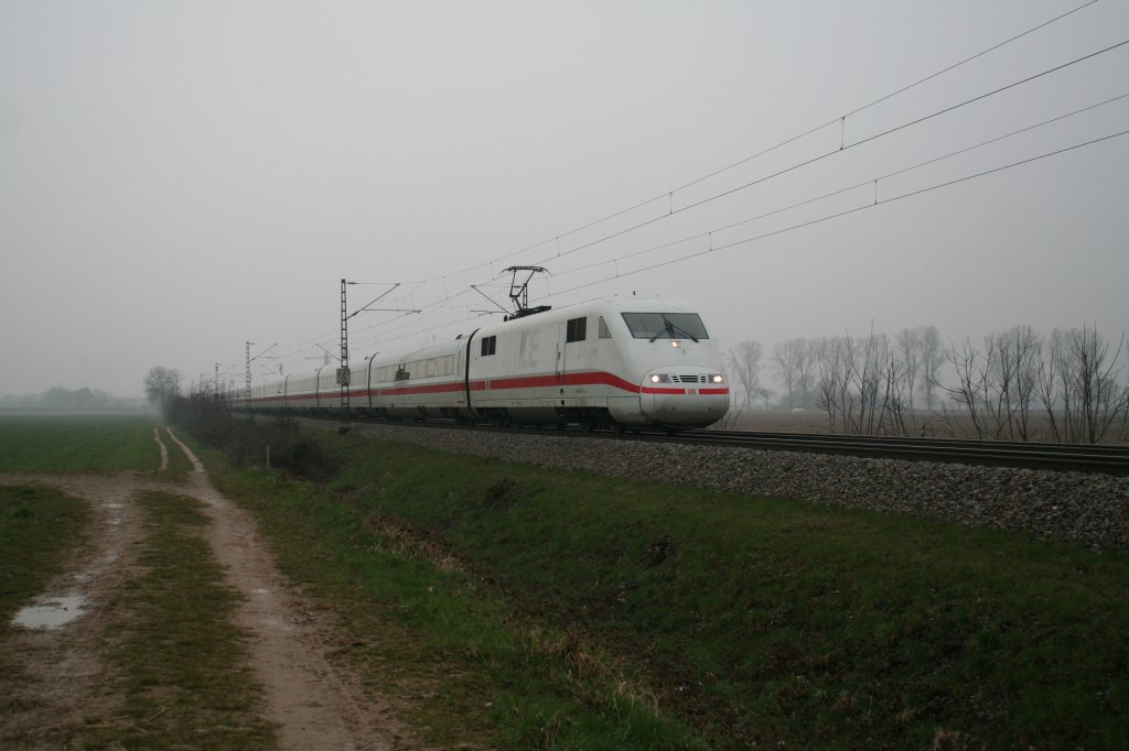 401 586-3 ist am trben Nachmittag des 30.03.13 bei Hgelheim Richtung Norden unterwegs.