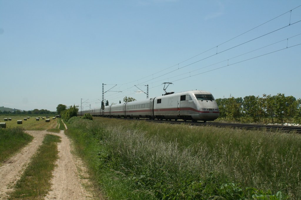 401 588-9 war am 05.06.13 auf der Rheintalbahn Richtung Schweizer Grenze unterwegs. Hier wurde der Zug kurz vor Mllheim auf Hhe des Stadtteils Hgelheim aufgenomen.