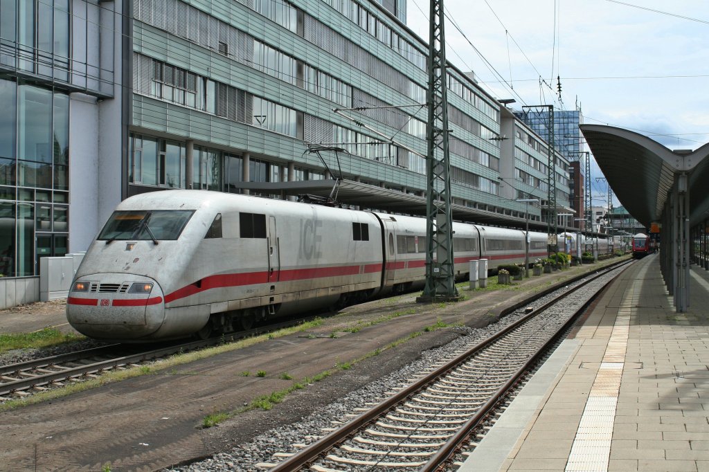 401 589-7 als ICE 276 am 09.05.13 beim Halt in Freiburg (Breisgau) Hbf.