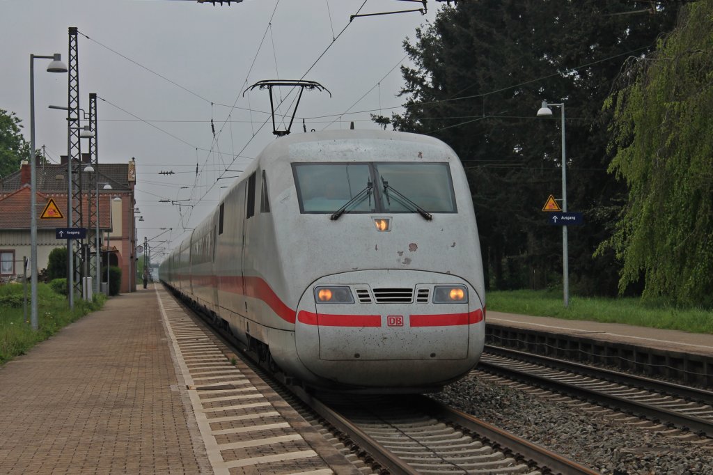 401 589-7  Castrop-Rauxel  am 02.05.2013 bei der Durchfahrt in Kenzingen.