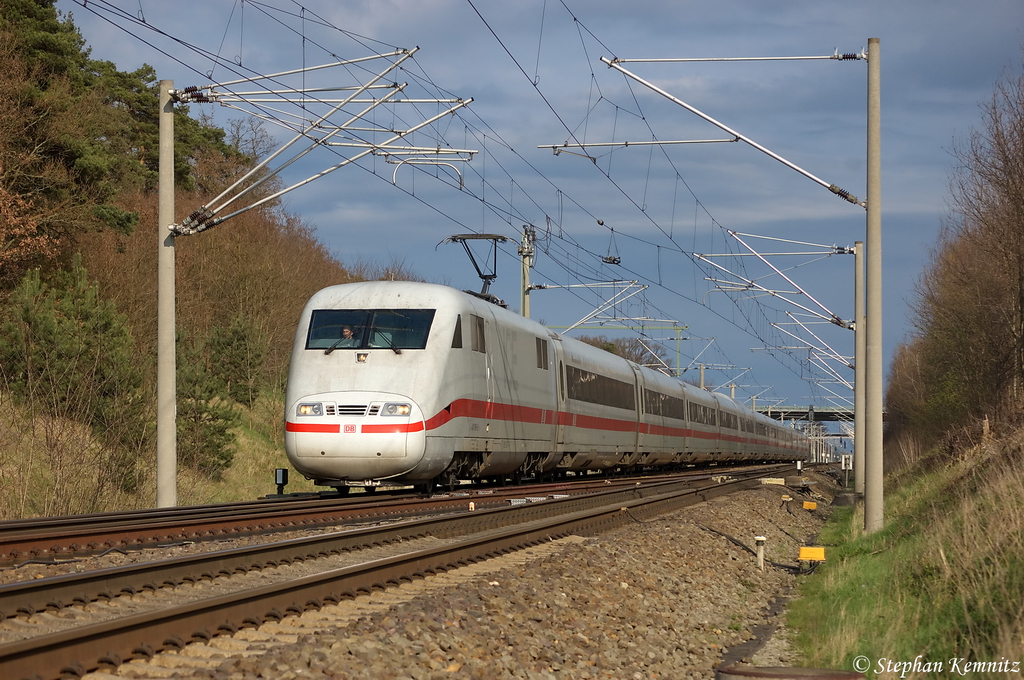 401 590-5  Ludwigshafen am Rhein  als ICE 1197 von Berlin S�dkreuz nach Frankfurt(Main)Hbf, bei Nennhausen. 15.04.2012