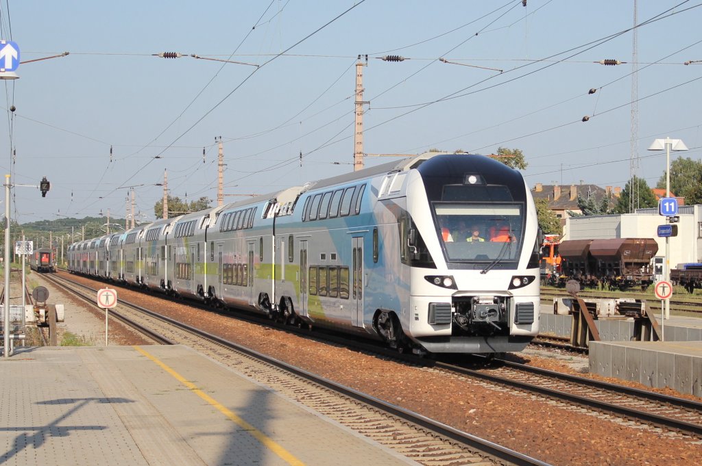 4010 001 mit 002 auf der Nordbahn als 97756 von Hohenau (Nh) nach Wien Westbahnhof (Ws) bei der Durchfahrt des Bahnhof Gnserndorf (Gae) mit einer beachtlichen Versptung; 24.08.2011