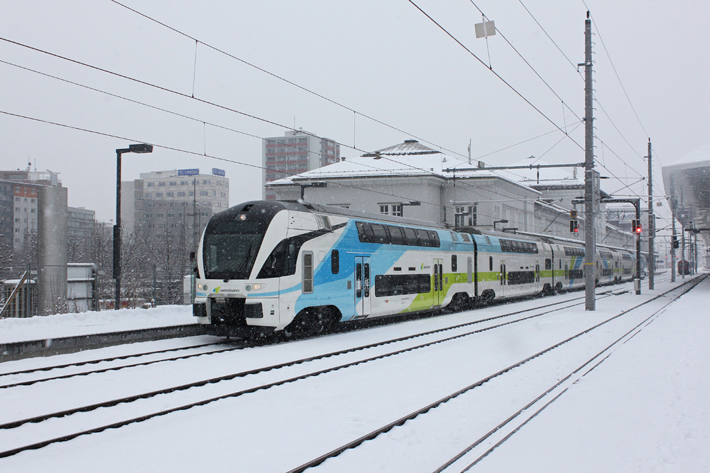 4010 002 der Westbahn am 14.02.2012 bei der Ausfahrt in Salzburg Hbf.