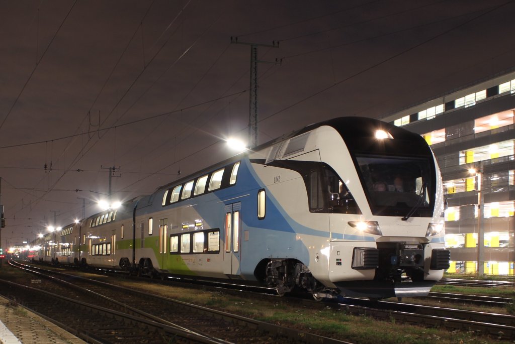 4010 004  Linz  auf Sonderfahrt in Wien, hier bei einem Auerplanmigen lngeren Aufenthalt in Wien Htteldorf; am 10.11.2011