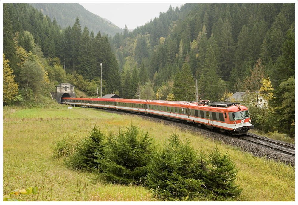 4010 009 als SLP 14267 beim Sdportal des 4766 Meter langen Bosrucktunnel am 5.10.2010. An dieser Stelle waren fr mich drei schne Tage mit sehr netten Fotokollegen zu Ende. Noch einmal ein groes DANKE an die Alex, der GEG und allen anderen beteiligten Personen und Unternehmen, die diese Fotofahrten mglich gemacht haben.