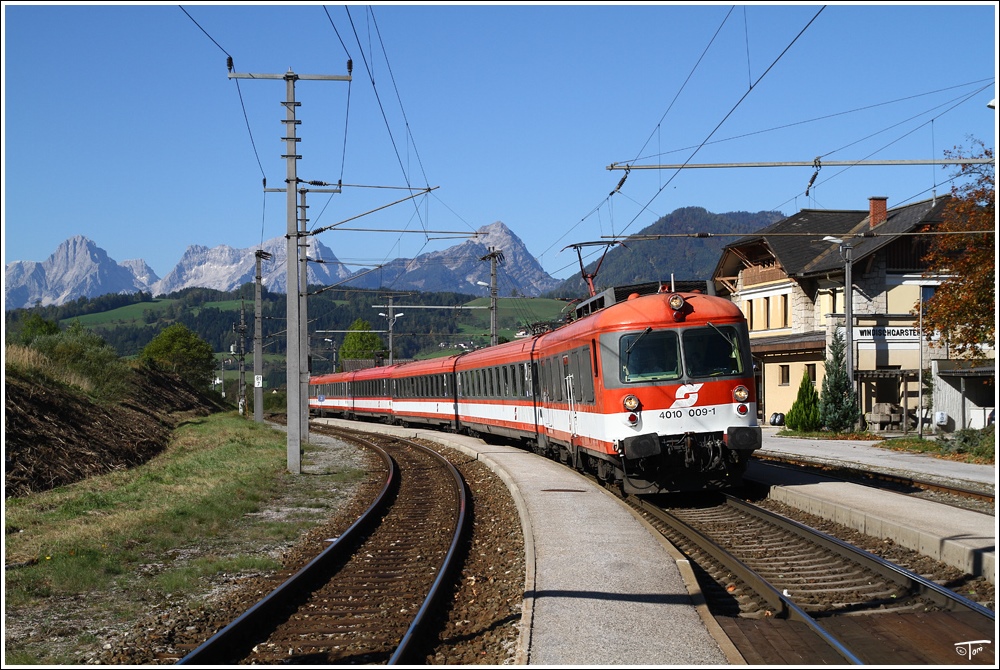 4010 009 der GEG (sterreichische Gesellschaft fr Eisenbahngeschichte), fhrt als Planstrom SDZ von Linz nach Bischofshofen. 
Windischgarsten 4.10.2010