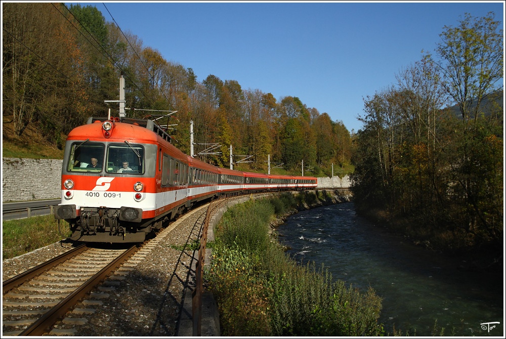 4010 009 der GEG (sterreichische Gesellschaft fr Eisenbahngeschichte), fhrt als Planstrom SDZ von Linz nach Bischofshofen. 
Pichl 4.10.2010