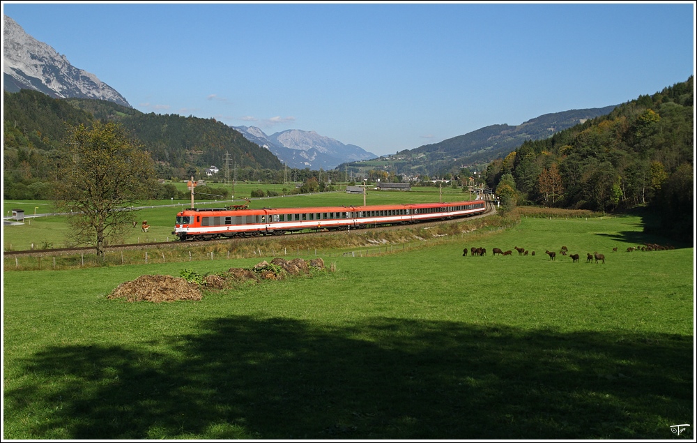 4010 009 der GEG (sterreichische Gesellschaft fr Eisenbahngeschichte), fhrt als Planstrom SDZ von Linz nach Bischofshofen. 
Stein an der Enns 4.10.2010