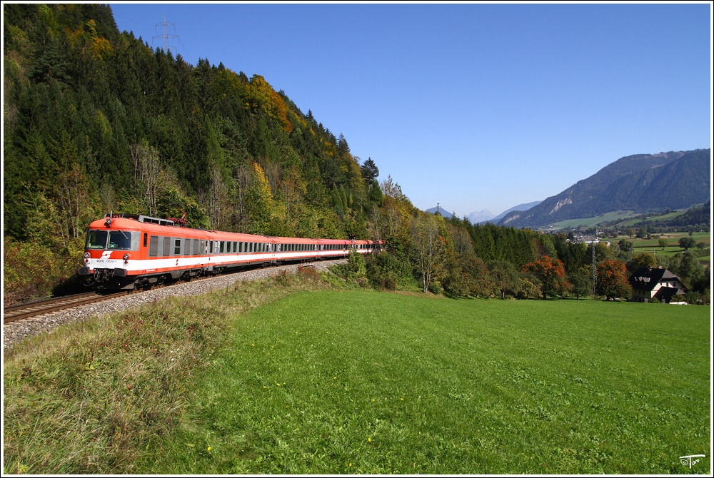 4010 009 der GEG (sterreichische Gesellschaft fr Eisenbahngeschichte), fhrt als Planstrom SDZ von Linz nach Bischofshofen.Dank einer perfekten Organisation konne dieser Zug auch noch bei einer Nebenfahrt auf der Salzkammergutbahn abgelichtet werden. Stainach 4.10.2010 