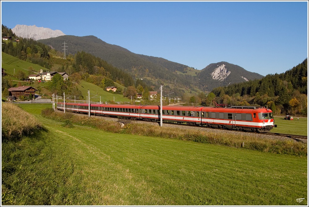 4010 009 der GEG (sterreichische Gesellschaft fr Eisenbahngeschichte), fhrt als Planstrom SDZ von Linz nach Bischofshofen. 
Mandling 4.10.2010 
