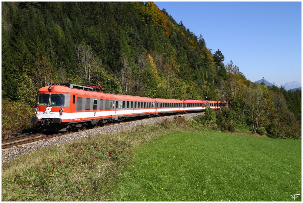 4010 009 der GEG (sterreichische Gesellschaft fr Eisenbahngeschichte), fhrt als Planstrom SDZ von Linz nach Bischofshofen.Dank einer perfekten Organisation konne dieser Zug auch noch bei einer Nebenfahrt auf der Salzkammergutbahn abgelichtet werden. Stainach 4.10.2010 
