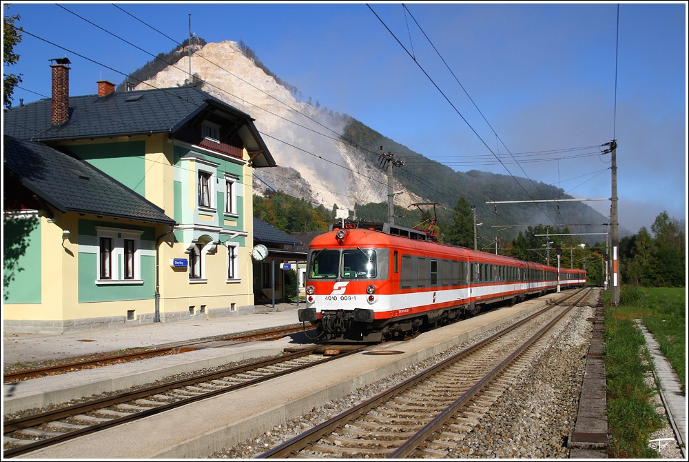 4010 009 der GEG (sterreichische Gesellschaft fr Eisenbahngeschichte), fhrt als Planstrom SDZ von Linz nach Bischofshofen. 
Steyrling 4.10.2010 
