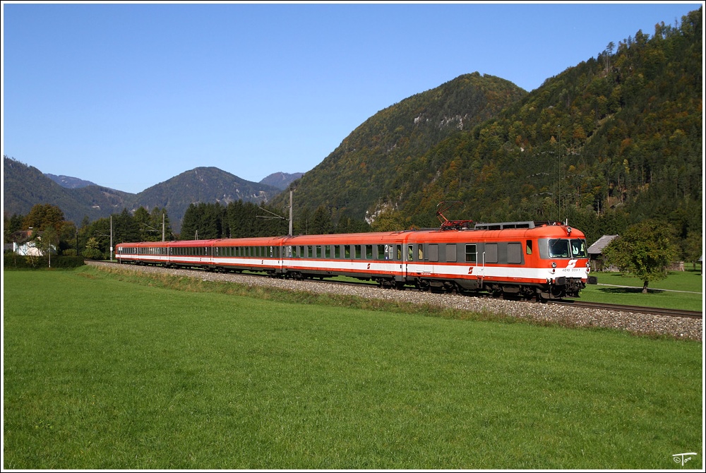 4010 009 der GEG (sterreichische Gesellschaft fr Eisenbahngeschichte), fhrt als Planstrom SDZ von Linz nach Bischofshofen. 
St.Pankraz 4.10.2010 
