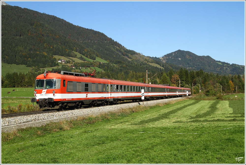4010 009 der GEG (sterreichische Gesellschaft fr Eisenbahngeschichte), fhrt als Planstrom SDZ von Linz nach Bischofshofen. 
Aich-Assach 4.10.2010 

