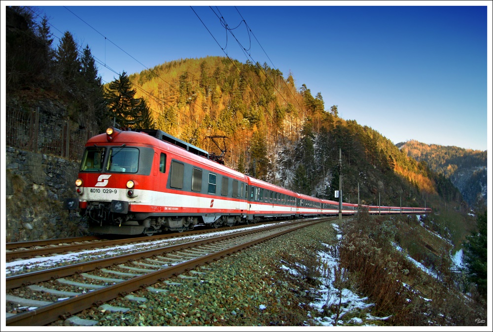 4010 029 + 4010 001 fahren als IC 518  Karl Bhm  von Graz nach Salzburg.Hier fhrt der Zug ber die Altbaustrecke, Leoben-Hinterberg-St.Michael.