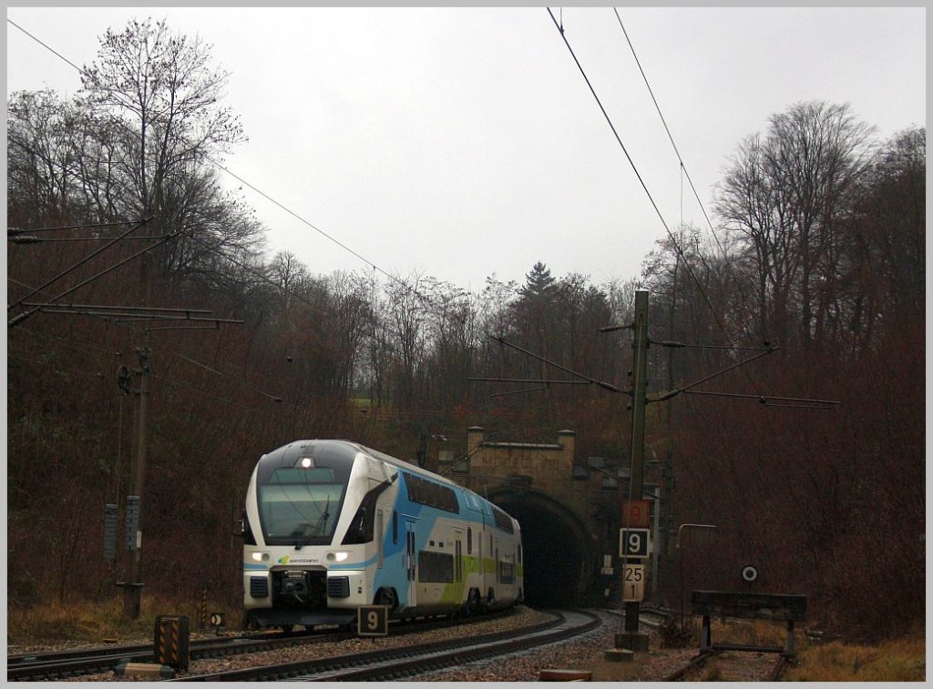 4010 der WESTbahn Richtung Wien am 23. Dezember 2011 bei der Ausfahrt aus dem Rekawinkler Tunnel. 