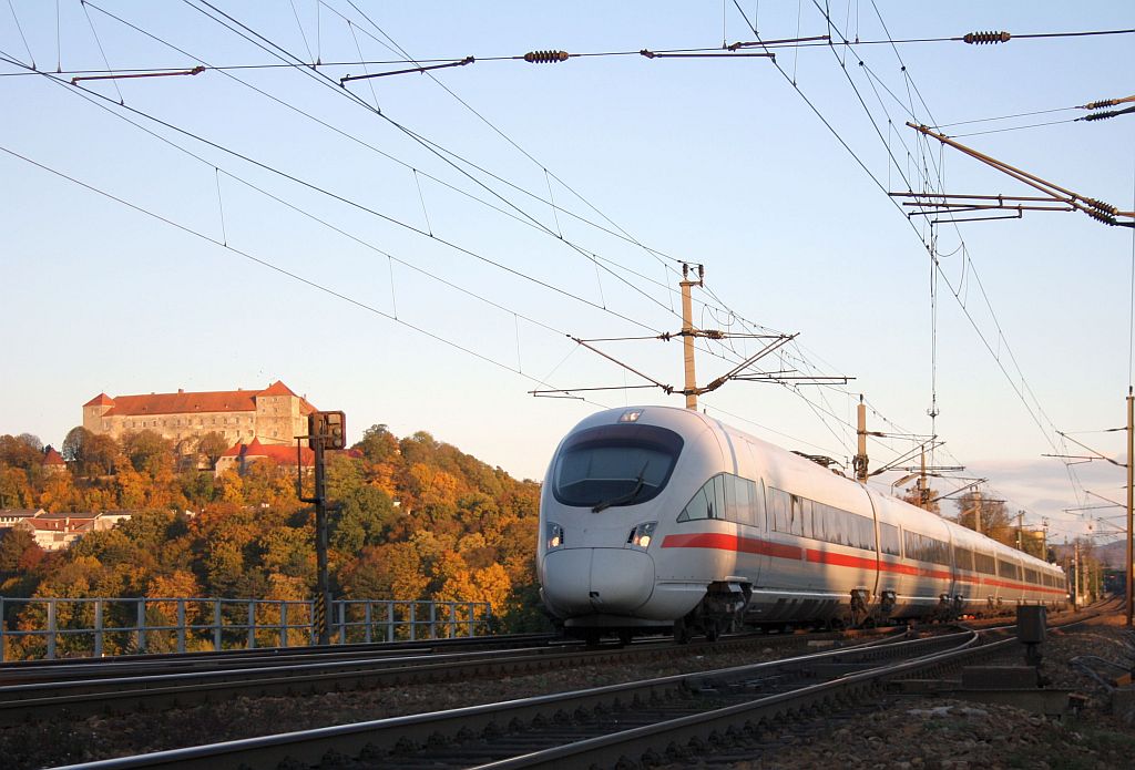 4011 590-9 passiert als ICE 20 von Wien West nach Frankfurt/Main Neulengbach. 21.10.10