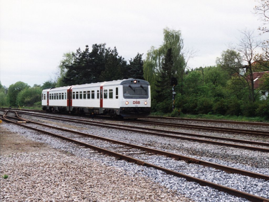 4013/4213 mit Zug rhus-Gren auf Bahnhof Ryomgrd am 15-5-1999. Bild und scan: Date Jan de Vries.