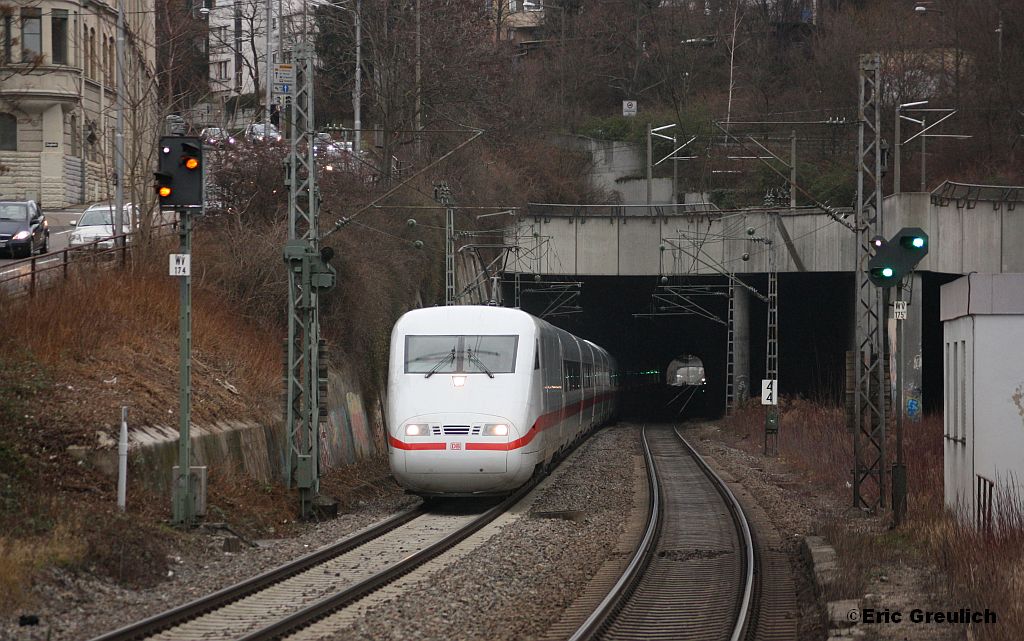401er mit einem ICE am 22.01.2012 in Stuttgart Feuerbach.