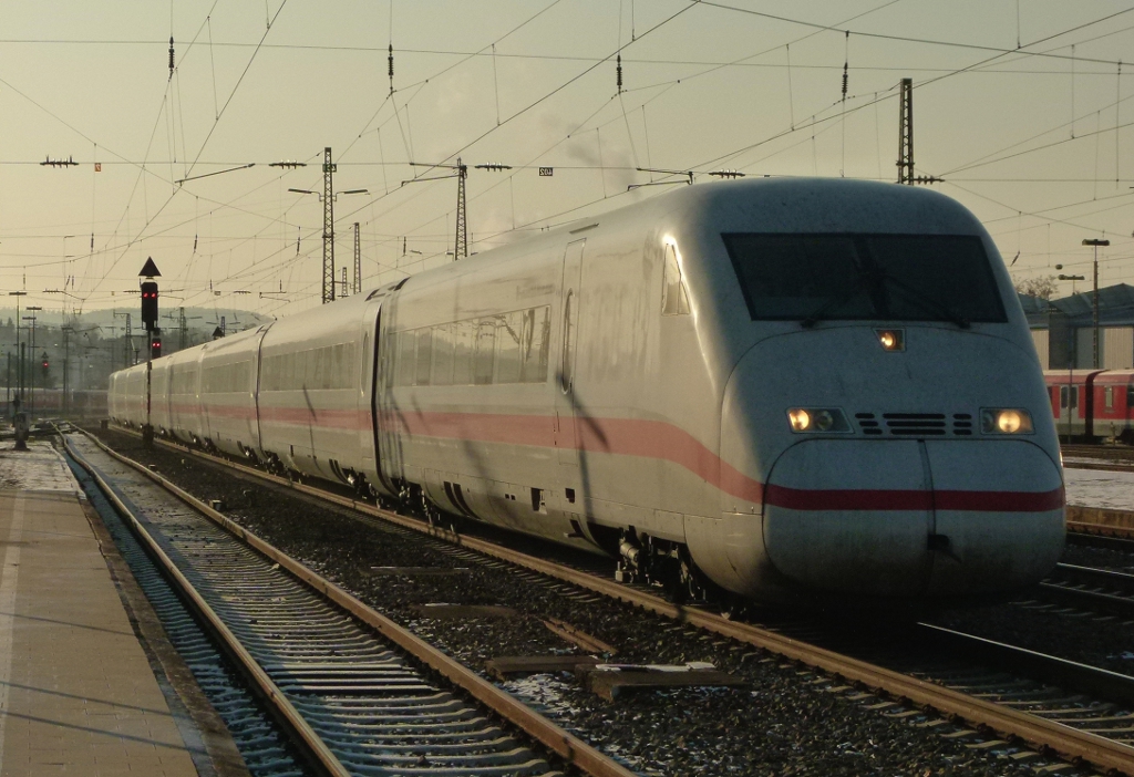 402 010 (Fontanestadt Neuruppin) ist als Ersatz ICE Saarbrcken  - Frankfurt (Main) am 02.02.2012 in Kaiserslautern