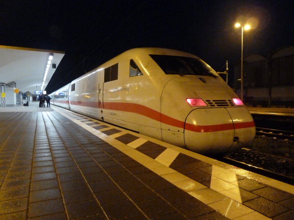 402 018-6 als ICE ___ von Berlin Ostbahnhof nach Koblenz an seinem Endhaltepunkt bereit zur Abstellung. (27.04.12)