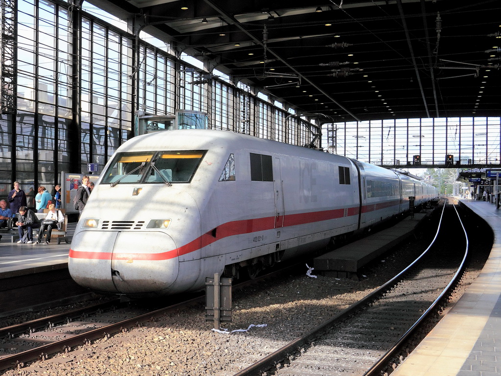 402 021-0 (Lbbenau / Spreewald) als ICE 856 nach Koblenz Hauptbahnhof am 20. September 2012 im Bahnhof Berlin Zoologischer Garten.  