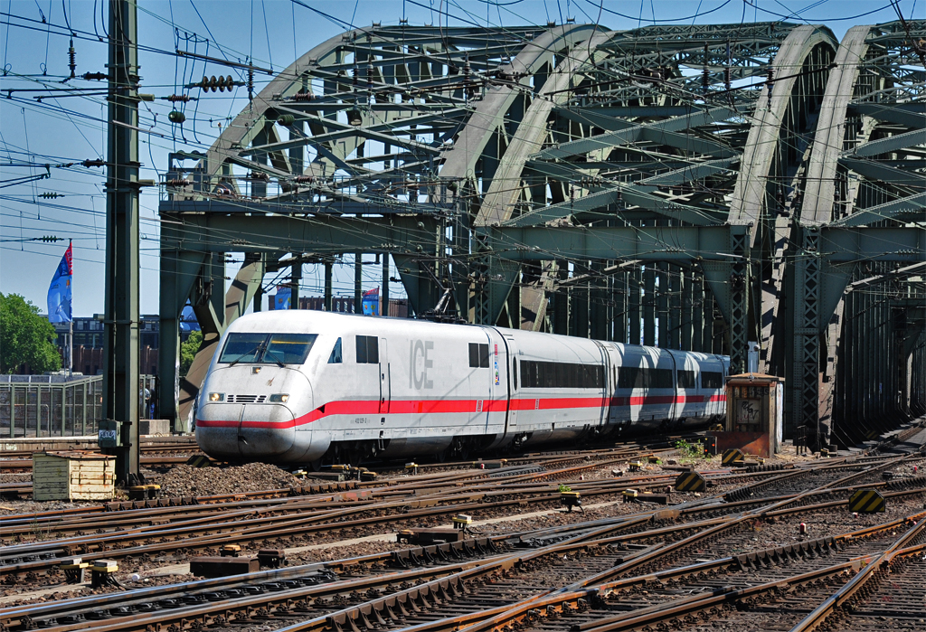 402 029-3 bei der Ausfahrt Hohenzollernbr�cke in den Hbf-K�ln - 30.05.2011