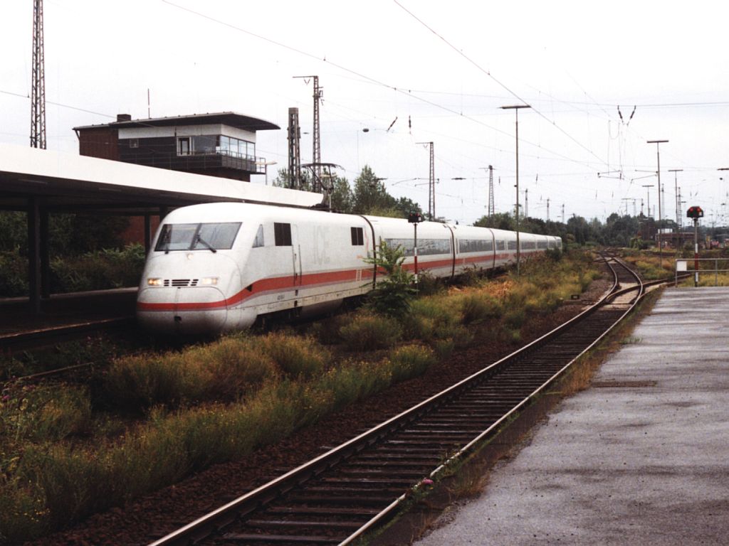 402 040-0 mit ICE 951 Dsseldorf-Berlin Ostbahnhof auf Duisburg Hauptbahnhof am 14-8-1999. Bild und scan: Date Jan de Vries. 