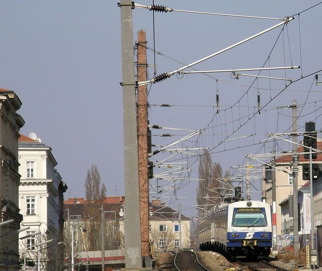 4020 16-5 als S7 auf dem Viadukt kurz vor der 
Einfahrt in Wien-Mitte. 24.3.10