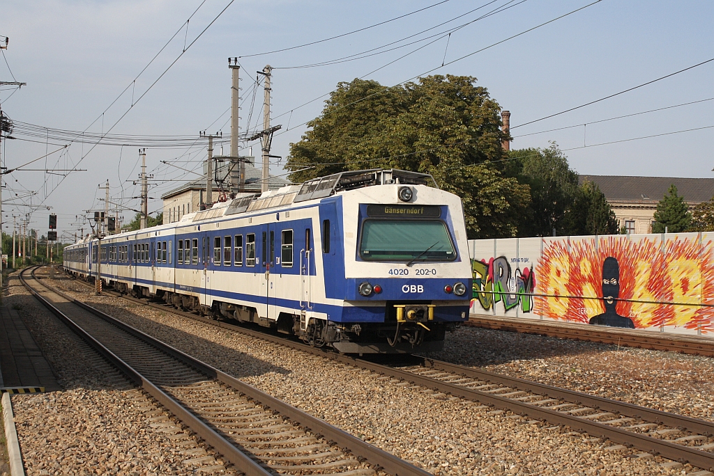 4020 202-0 als Zug 23708 von Mödling nach Gänserndorf am 08.August 2013 kurz nach der Hst. Atzgersdorf-Mauer.