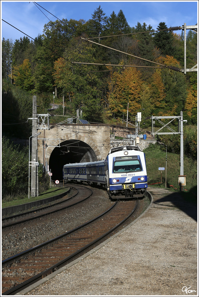 4020 203 als R 2949  (Payerbach Reichenau - Semmering) beim Verlassen des 439m langen Wolfsberg-Tunnel.
Wolfsbergkogel  18.10.2012
