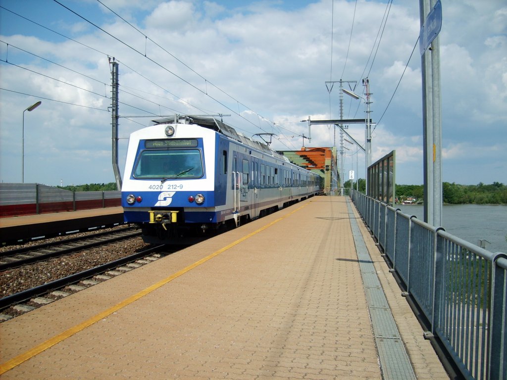 4020 212-9 fhrt durch Praterkai.