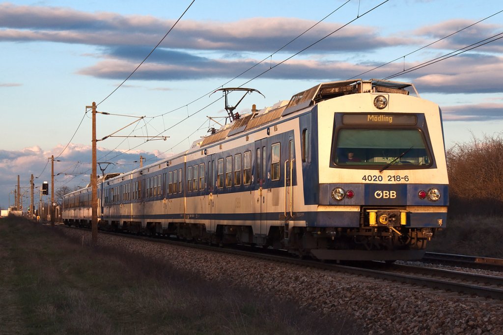4020 218 ist mit S Bahnzug nach Mdling unterwegs. Die Aufnahme entstand am 10.04.2013 kurz nach der Haltestelle Helmahof, als die Abendsonne nochmals zwischen den Wolken hervorkam.