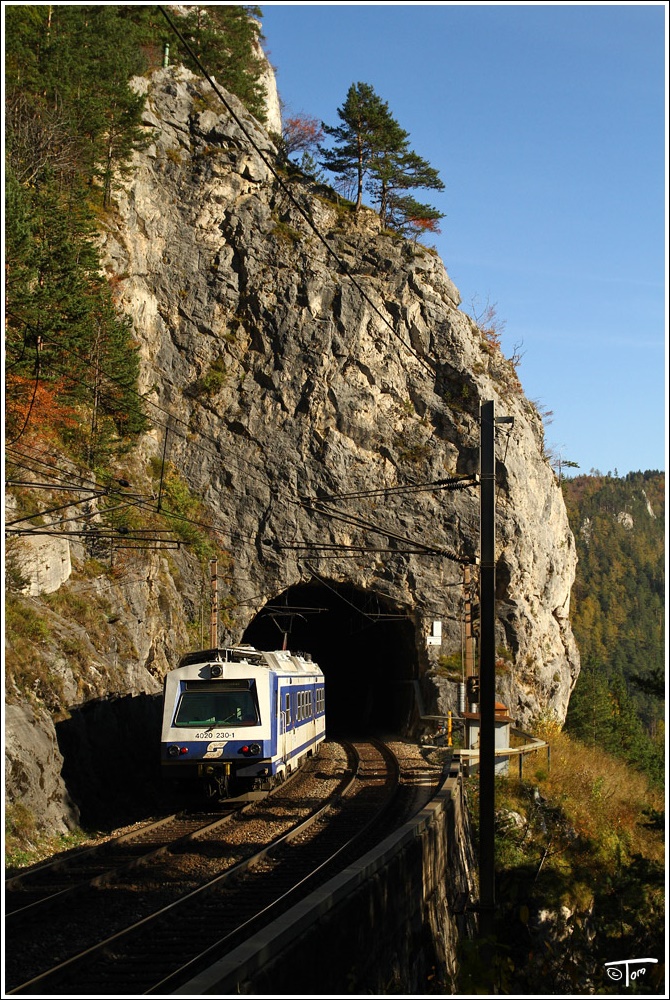 4020 230 fhrt mit R 2966 von Mrzzuschlag nach Payerbach-Reichenau. Weinzettelwand Tunnel Breitenstein 22.10.2010