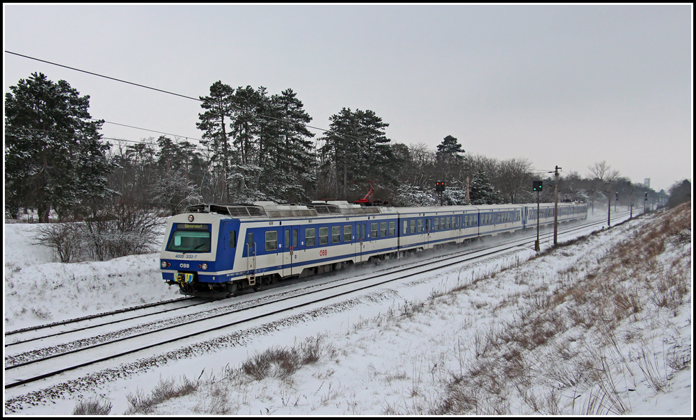 4020 232 und 4020 270 als SB 23588 (Mdling - Gnserndorf), aufgenommen am 12.02.2013 kurz vor der Hst. Helmahof.