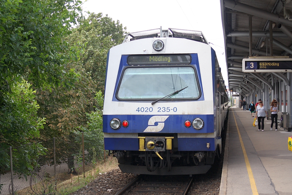 4020 235-0 am 24.Juli 2010 in der ÖBB Hst. Atzgersdorf-Mauer. Wegen Sperre des Gleis 1 wurden Fahrten Richtung Liesing über Gleis 3 geführt.