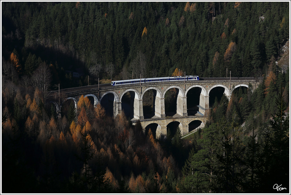 4020 237 berquert als R 2953 das Kalte Rinne Viadukt nahe Breitenstein. 
17.11.2012
