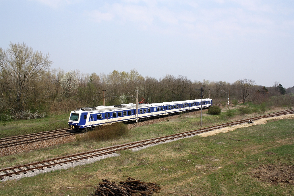 4020 238-4 am 21.April 2013 als R 23488 auf der S1 zwischen Strasshof und Silberwald nach Gänserndorf fahrend.