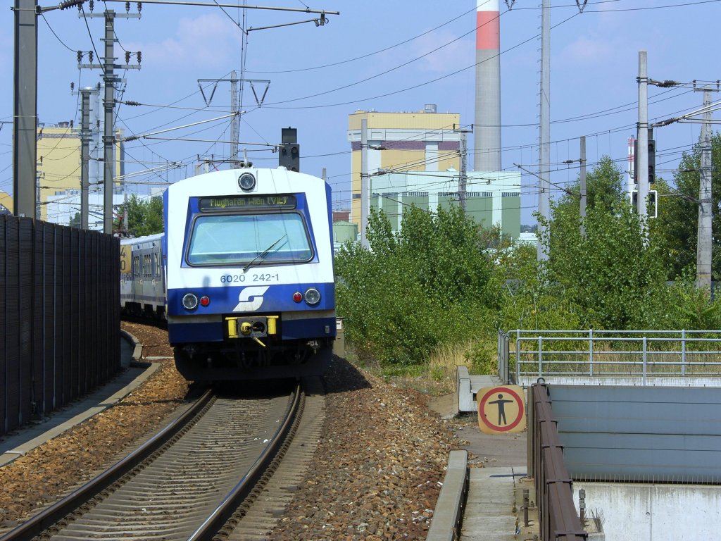 4020 242-1 Bahnhof Wien Simmering am 16.7.2010.