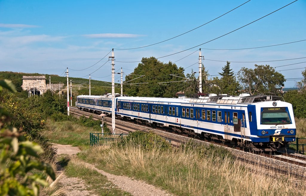 4020 248 ist mit einem S- Bahnzug nach Leobersodrf unterwegs und hat soeben den sogenannten  Busserltunnel  hinter sich gelassen. Pfaffsttten, am 26.08.2010.