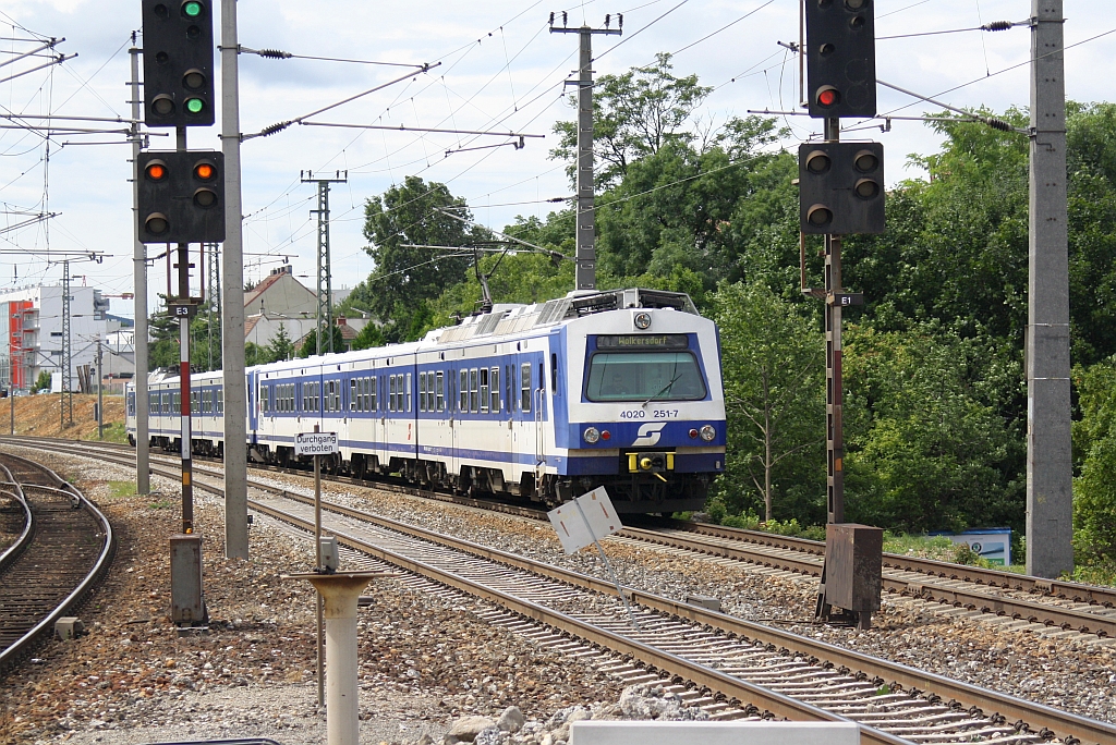 4020 251-7 am 24.Juli 2010 kurz vor der ÖBB Hst. Atzgersdorf-Mauer in Richtung Wien fahrend.