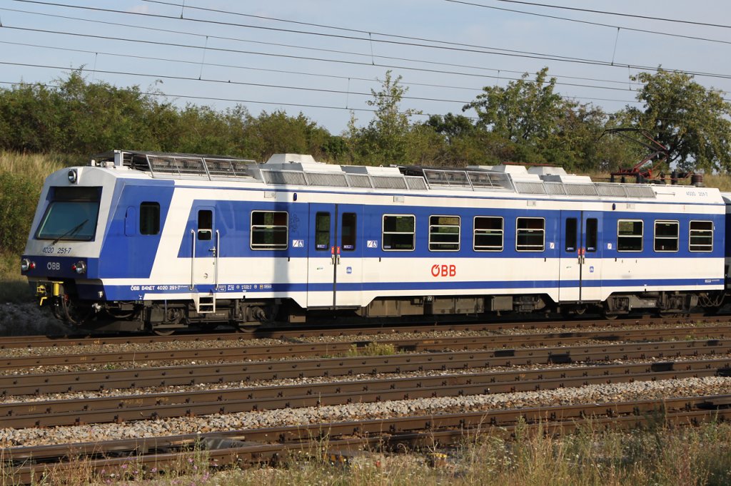 4020 251-7 S�dbahnstrecke bei Kottingbrunn. 29.8.2012