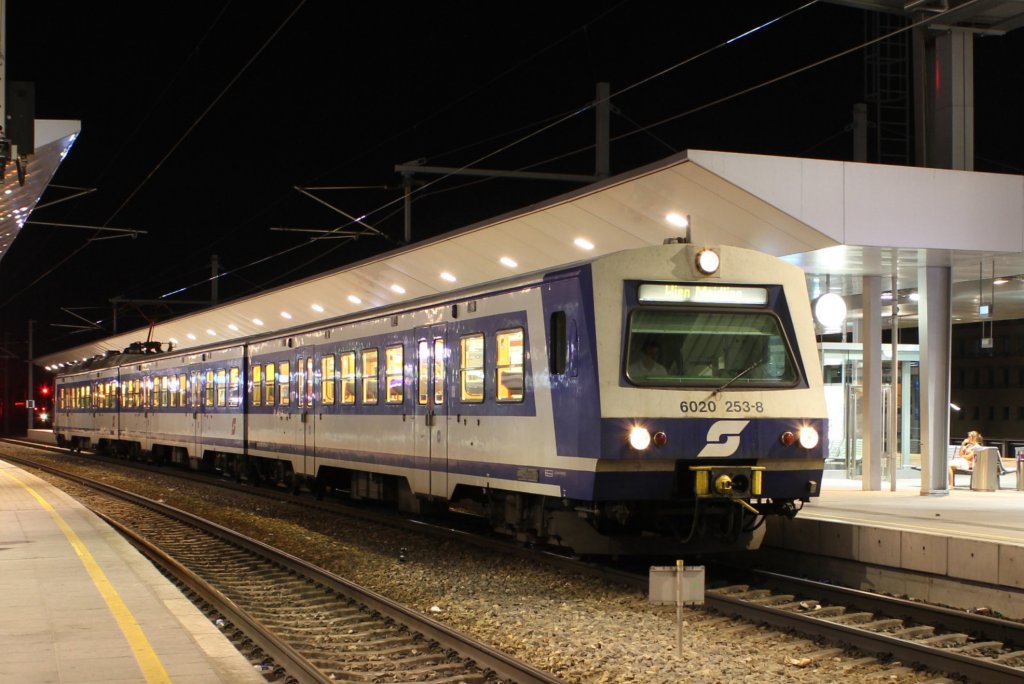 4020 253 als S9 29891 von Stockerau (Su) nach Wien Meidling (Mi), hier im Bahnhof Wien Praterstern (Nw); am 14.08.2011